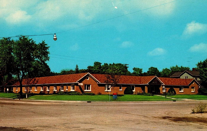 Ludington Beach House (Millers Lakeside Resort) - Old Postcard (newer photo)